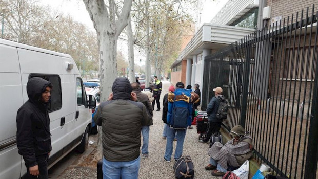 ep personas sin hogar esperan entrar al pabellon deportivo de tenerias en zaragoza aragon espana a