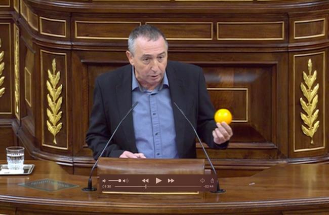 El portavoz de Compromís, con una naranja en la mano | COMPROMÍS - Archivo ep portavozcompromis connaranjala mano