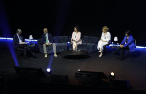 ep responsables de confectionary holding lico cosmetics y frit ravich en una mesa redonda en el 40