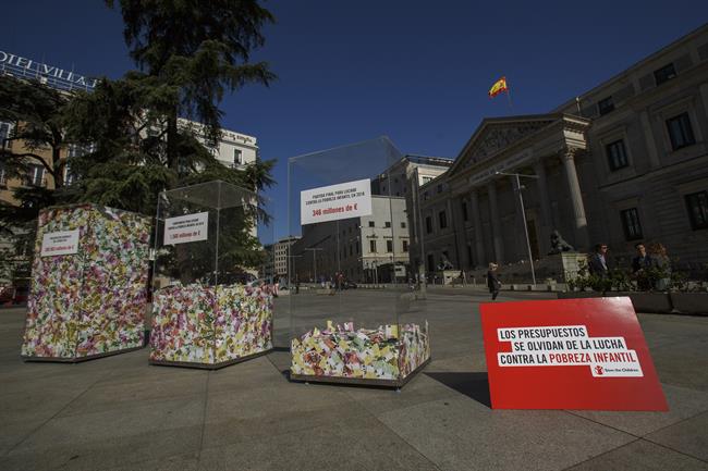 Save the Children representa con tres grandes urnas llenas de billet | PABLO BLAZQUEZ / PABLO BLAZQUEZ ep save the children representatres grandes urnas llenasbillet
