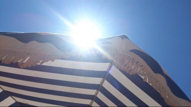 ep sol olacalor verano cancerpiel parasol playa turismo vacaciones