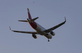 ep un avion de la compania iberia sobrevuela el aeropuero adolfo suarez-madrid barajas tras la