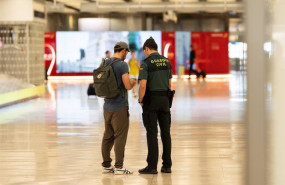 ep un pasajero habla con una agente de la guardia civil en la t4 el aeropuerto adolfo suarez