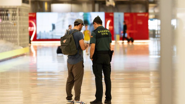 ep un pasajero habla con una agente de la guardia civil en la t4 el aeropuerto adolfo suarez