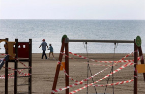ep una mujer con un nino en la playa de la malagueta en malaga andalucia espana a 26 de abril de ep una mujer con un nino en la playa de la malagueta en malaga andalucia espana a 26 de abril de