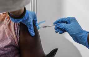 ep una sanitaria vacuna a una persona con la tercera dosis de la vacuna de moderna en el vacunodromo