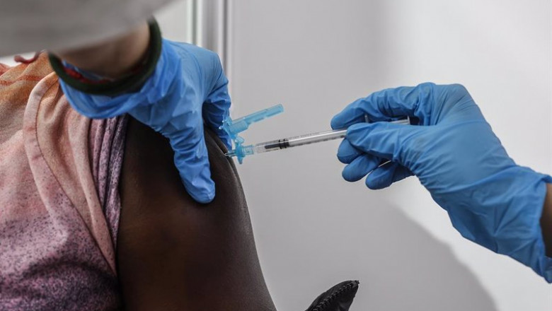 Una sanitaria vacuna a una persona con la tercera dosis de la vacuna de Moderna en el vacunódromo instalado en la Ciutat de Les Arts i les Ciències, que ha reabierto hoy sus puertas, a 31 de enero de 2022, en Valencia, Comunidad Valenciana (España). | Rober Solsona - Europa Press ep una sanitaria vacuna a una persona con la tercera dosis de la vacuna de moderna en el vacunodromo
