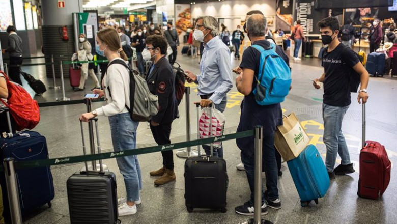 ep varias personas en las instalaciones de la estacion de atocha tras desconvocarse la huelga de