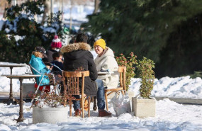ep varias personas en terrazas de bares entre la nieve en pozuelo de alarcon madrid espana a 11 de
