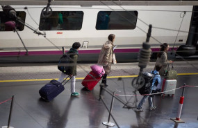 ep varias personas esperan a un tren en un anden con motivo de la segunda fase de la operacion