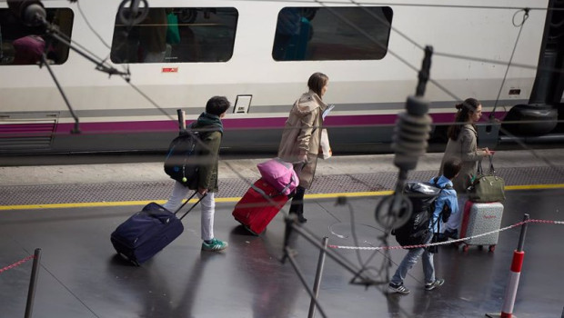 ep varias personas esperan a un tren en un anden con motivo de la segunda fase de la operacion