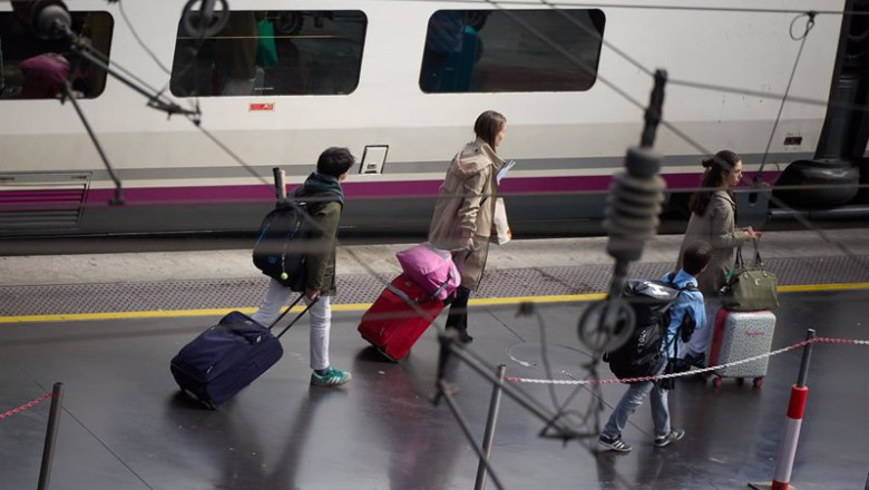 ep varias personas esperan a un tren en un anden con motivo de la segunda fase de la operacion ep varias personas esperan a un tren en un anden con motivo de la segunda fase de la operacion