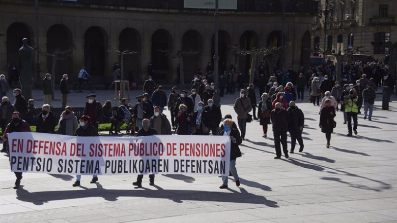 Varias personas participan en una reciente manifestación contra las propuestas del Pacto de Toledo y en defensa del sistema público de pensiones, en Pamplona | Eduardo Sanz - Europa Press ep varias personas participan en una reciente manifestacion contra las propuestas del pacto de