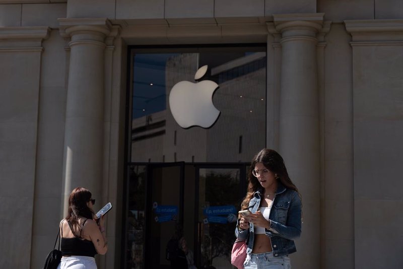 El iPhone 17 sale a la venta a nivel mundial mientras Apple enfrenta dudas sobre la IA