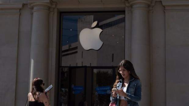 ep varias personas pasan junto a una tienda de apple a 16 de septiembre de 2024 en barcelona
