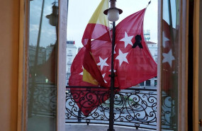 ep vista desde el interior de las dependencias de la sede de la comunidad de madrid en la puerta del