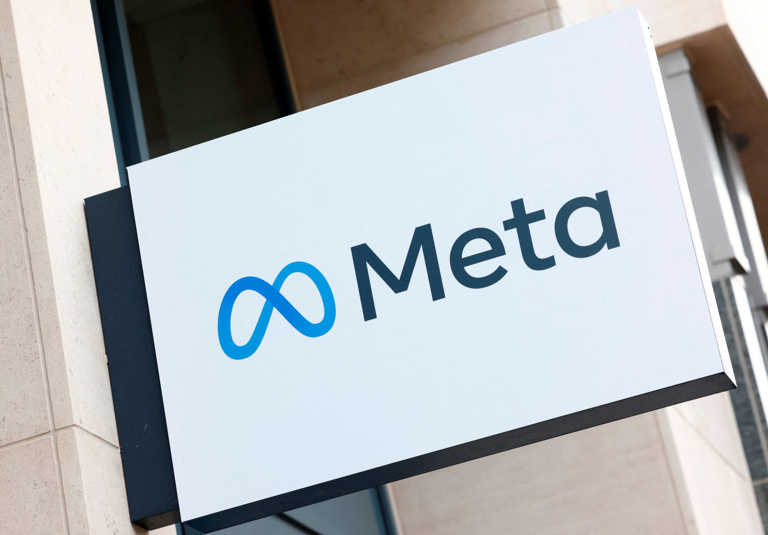 le logo de meta platforms a bruxelles 