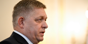 robert fico lors de sa prise de son fonction 