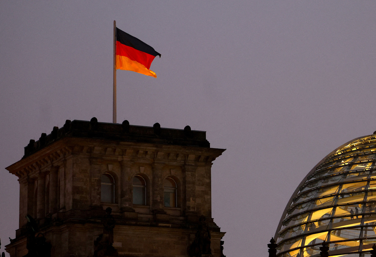 un drapeau allemand sur le batiment du reichstag a berlin en allemagne 20230303123826 
