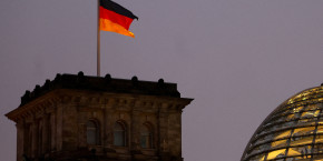 un drapeau allemand sur le batiment du reichstag a berlin en allemagne 20230303123826 
