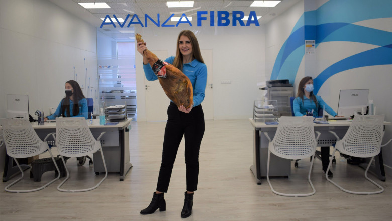 1637068337 lorena g mez comercial de avanza fibra con el jam n de la campa a 