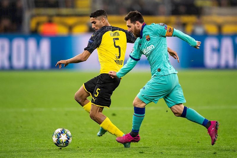 ep achraf hakimi y leo messi en el borussia dortmund-fc barcelona en el signal iduna park