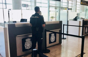 ep agente de la policia nacional en control de aeropuerto de malaga
