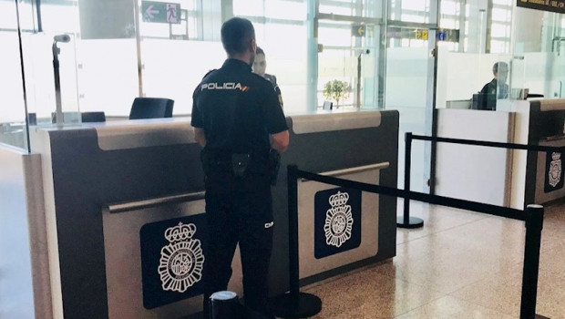 ep agente de la policia nacional en control de aeropuerto de malaga
