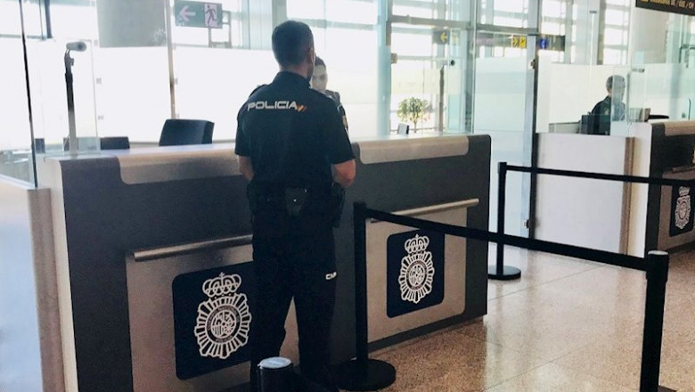 ep agente de la policia nacional en control de aeropuerto de malaga ep agente de la policia nacional en control de aeropuerto de malaga