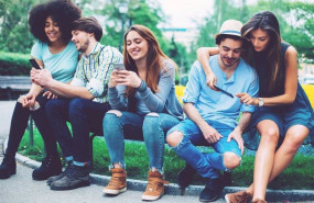 ep archivo   jovenes utilizando redes sociales en smartphones