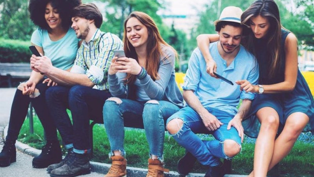ep archivo   jovenes utilizando redes sociales en smartphones