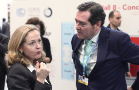 ep archivo   la vicepresidenta primera nadia calvino hablando con el presidente de ceoe antonio