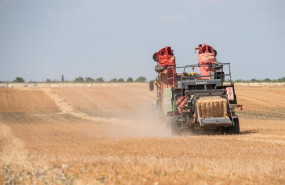 ep archivo   maquinaria trabajando un campo de pasto a 17 de junio de 2024 en albacete castilla la