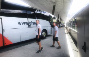 ep archivo   pasajeros delante de un autobus de alsa