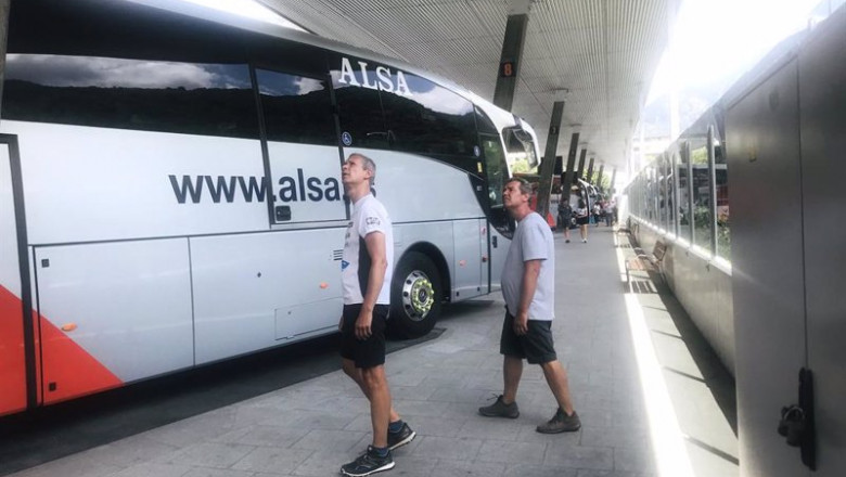 Archivo - Pasajeros delante de un autobús de Alsa | EUROPA PRESS - Archivo ep archivo pasajeros delante de un autobus de alsa