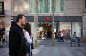 ep archivo   personas pasan frente a un establecimiento de hm en barcelona