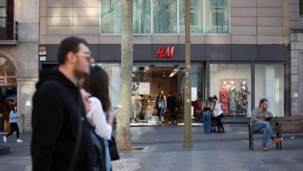 ep archivo   personas pasan frente a un establecimiento de hm en barcelona