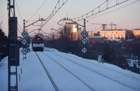 ep archivo   tren de la linea c5 a su paso por la estacion de alcorcon rodeado de nieve en madrid
