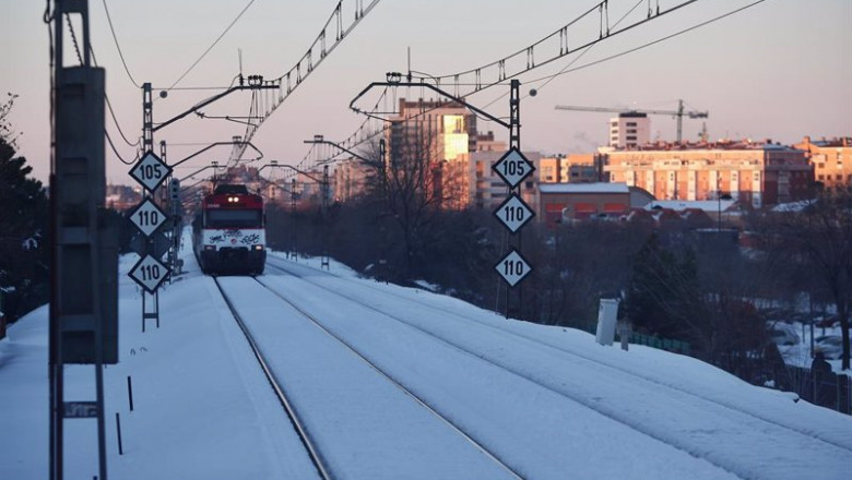 Archivo - Tren de la línea C5 a su paso por la Estación de Alcorcón rodeado de nieve, en Madrid (España) | Eduardo Parra - Europa Press - Archivo ep archivo tren de la linea c5 a su paso por la estacion de alcorcon rodeado de nieve en madrid