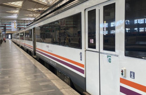 ep archivo   tren de renfe estacionado en la via imagen de archivo