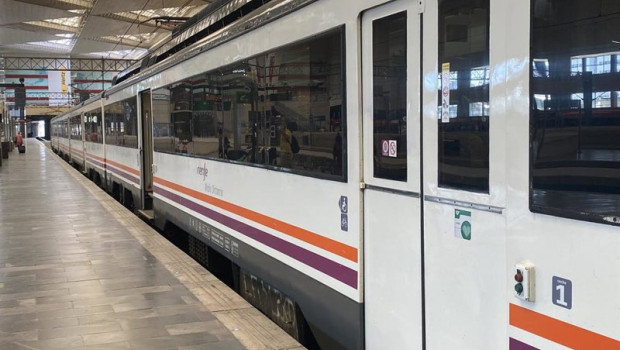 ep archivo   tren de renfe estacionado en la via imagen de archivo