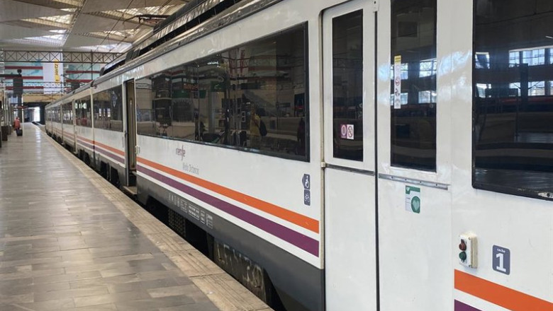 ep archivo   tren de renfe estacionado en la via imagen de archivo