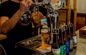 ep archivo un camarero tira una cerveza artesanal en un bar ep archivo un camarero tira una cerveza artesanal en un bar