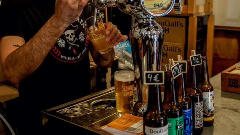 Archivo - Un camarero tira una cerveza artesanal en un bar | Ricardo Rubio - Europa Press - Archivo ep archivo un camarero tira una cerveza artesanal en un bar