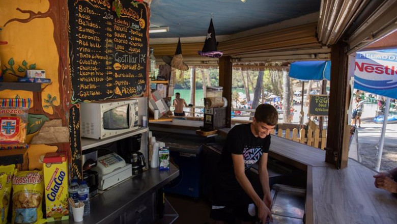 Archivo - Un camarero trabajando en el kiosko de comida y bebida del embalse de Bolarque, a 20 de agosto, en Guadalajara, Castilla La-Mancha, (España). | Rafael Bastante - Europa Press - Archivo ep archivo un camarero trabajando en el kiosko de comida y bebida del embalse de bolarque a 20 de