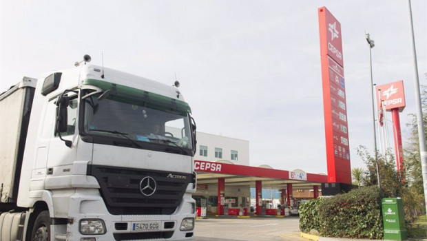 ep archivo   un camion en una gasolinera