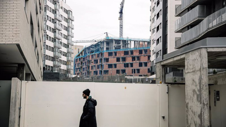 ep archivo   un hombre pasa por delante de una obra en construccion