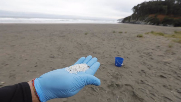 ep archivo   un operario coge con la mano pellets de plastico en la playa otur