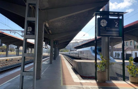ep archivo   un tren s 112 estacionado en la estacion de ourense