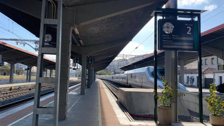 Archivo - Un tren S-112 estacionado en la estación de Ourense | ADIF - Archivo ep archivo un tren s 112 estacionado en la estacion de ourense